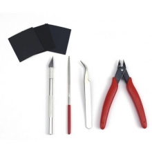 LATINA 27050-P BASIC TOOLS SET FOR PLASTIC KITS ( CUTTING PLIERS + CUTTER 1 + TWEEZERS + DIAMOND TRIANGLE FILE + SANDING PAPERS GRIP 400 600 800 )